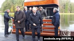 Маршалак Падляскага ваяводзтва Ежы Ляшчынскі (зьлева) і старшыня Гарадзенскага аблвыканкаму Ўладзімер Краўцоў (справа)