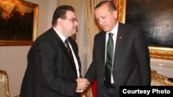 Встреча премьер-министра Турции Реджепа Эрдогана (справа) с главным редактором стамбульской армянской газеты «Жаманак» Ара Гочуняном (слева), Анкара, 9 ноября 2010 г. 