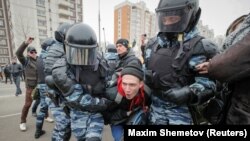 Полиција притвора учесник на протестите во Москва 