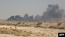 Пожар на заводах Saudi Aramco после налёта.