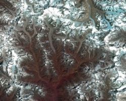 Климаттын өзгөрүүсү Эверест тоосунун мөңгүлөрүнө кандай таасир эткенин көрсөткөн сүрөт. 2014-жыл.