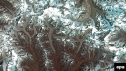 Глобалдык жылуулуктан улам Непалдын Эверест тоосундагы мөңгүлөрдүн катмары да өзгөргөн. Спутниктен тартылган сүрөт, декабрь, 2014-жыл. 