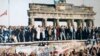 Construcția Zidului Berlinului a început la data de 13 august 1961. Un important simbol istoric al Cortinei de Fier, zidul a despărțit oamenii pentru zeci de ani. 