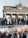 Zidul Berlinului a început să fie construit la data de 13 august 1961, acum 60 de ani. Un important simbol istoric al Cortinei de Fier, zidul a despărțit mii de oameni pentru zeci de ani. 