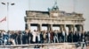 Берлин дубалы 1989-жылы кулаган.