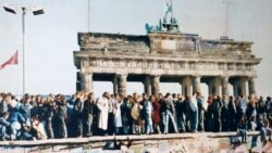 Căderea Zidului Berlinului. În seara de 9 noiembrie 1989, punctele de trecere a frontierei din oraș au fost asaltate de est-berlinezi. Aici, imaginea Porții Brandenburg, a doua zi.