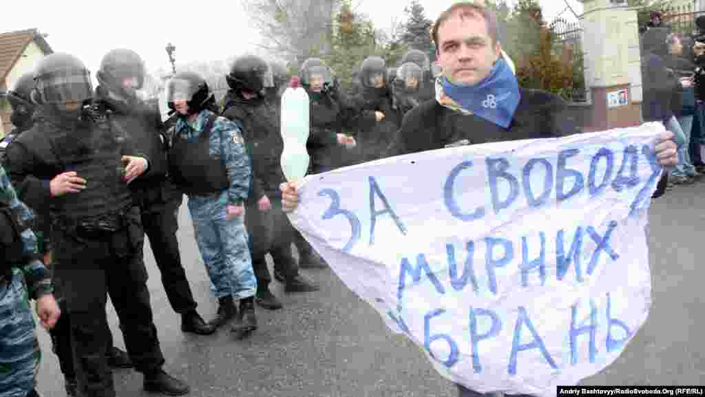 Ukratna prezidenti Victor Yanukovich-in iqamətgahı yerləşən Nova Petrovitsi kəndində etiraz aksiyası. 15 aprel 2013