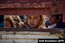 Біженці з північної Сирії прибувають до міста Талл-Тамр в сирійському провінції Хасаке, втікаючи з-під турецьких обстрілів. 10 жовтня 2019 року