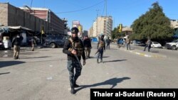 Ирачките безбедносни сили го обезбедуваат местото каде беа изведени нападите