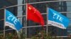 پرچم جمهوری خلق چین و پرچم‌های زد‌تی‌ئی در ساختمان این شرکت در شن‌ژن