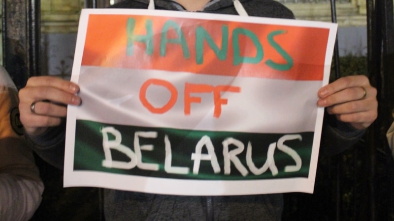 В Будапеште у посольства России активисты предупредили, что Беларусь может превратиться в «новый Крым» (+фото)