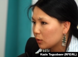 Оппозиционный журналист и гражданский активист Инга Иманбай выступает на пресс-конференции по судам по событиям в Жанаозене и Шетпе. Алматы, 23 апреля 2012 года.