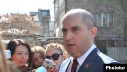 Armenia - Education Minister Armen Ashotian talks to journalists after visiting a school in Yerevan, 4Apr2014.