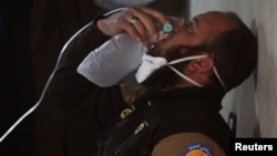 Сирієць дихає крізь кисневу маску після ймовірної хімічної атаки в Хан Шейхуні. Провінція Ідліб, 4 квітня 2017 року