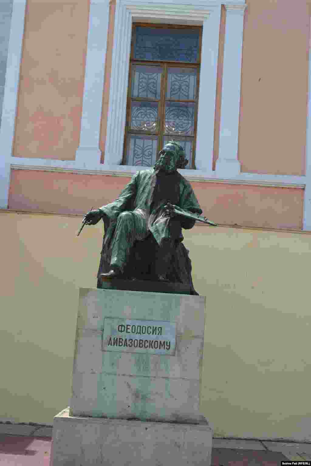 Feodosia, Crimeea 2016. Statuia pictorului Ivan Aivazovski (1817 - 1900).