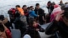 Emigrantët nga Afganistani mbërrijnë me një gomone në një plazh pranë fshatit Skala Sikamias, Greqi, 2 mars 2020.