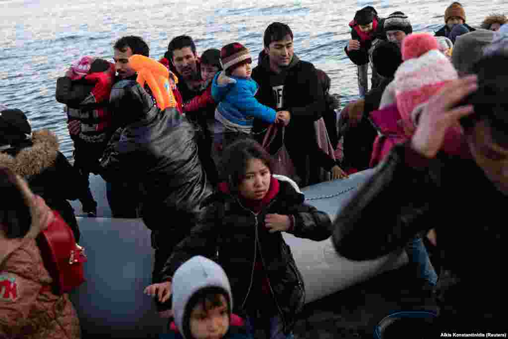 Афганские мигранты высаживаются из надувной лодки у деревни Скала Сикамиас на острове Лесбос. Они переплыли Эгейское море из Турции.&nbsp;