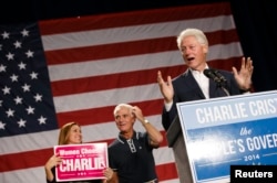 АҚШ-тың бұрынғы президенті Билл Клинтон (оң жақта) Орландода сөйлеп тұр. Флорида штаты, АҚШ. 3 қараша 2014 жыл.
