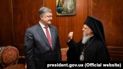 Ukrainian President Petro Poroshenko (left) and Ecumenical Patriarch Bartholomew I in Istanbul. (file photo)