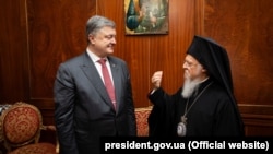 Presidenti ukrianas Petro Poroshenko dhe patriarku Bartolomeu.