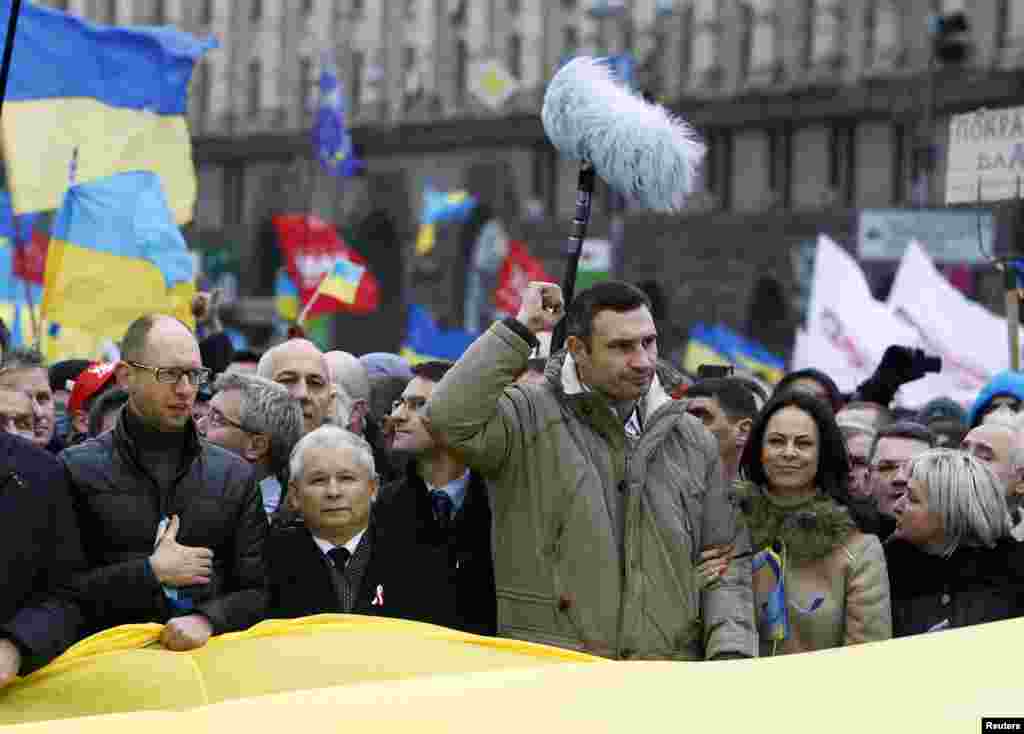 Украина оппозициясының жетекшілері Виталий Кличко, Арсений Яценюк және Польшаның &quot;Құқық пен әділеттілік&quot; оппоозициялық партиясының басшысы Ярослав Качиньский наразылық жиынында тұр. Киев,1 желтоқсан 2013 жыл.