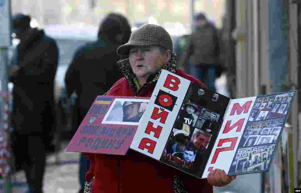 Жінка демонструє підтримку Надії Савченко біля Басманного суду у Москві, 10 лютого 2015 року