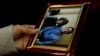 Дзюнко Исидо, мать убитого исламистами Кэндзи Гото, держит фотографию, на которой они запечатлены вместе