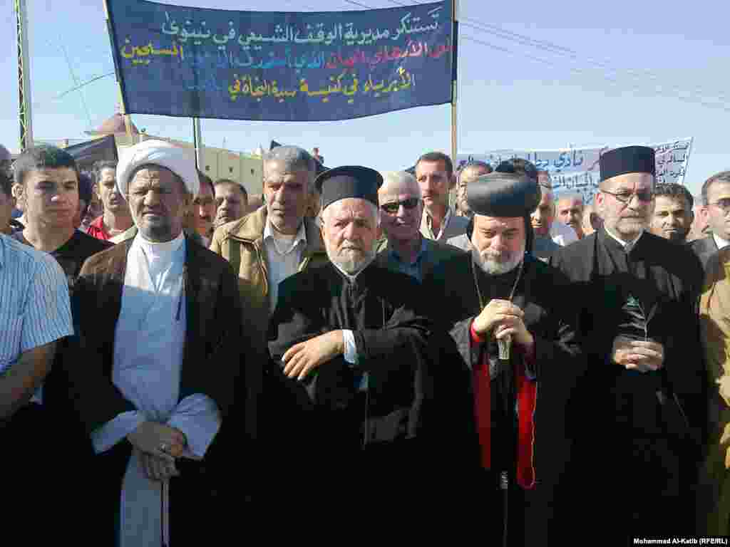 برگزاری مراسم عزاداری و راهپیمایی توسط مسیحیان شهر الحمدانیه در جنوب غرب موصل- ۱۱ آبان - Residents of al-Hamdaniya town, southwest of Mosul city, north of Iraq march on Tuesday (02 Nov. 2010) in funeral of the victims killed Sunday in the attack on the “Lady of Salvation” church.