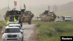 نیروهای تحت رهبری کردها در سوریه همراه با نیروهای آمریکایی در مرز با ترکیه