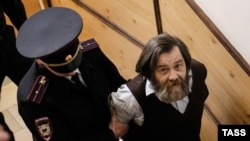 Оппозиционер Сергей Мохнаткин (справа), обвиняемый в нападении на полицейского, после рассмотрения дела в Тверском суде. Москва, 24 апреля 2014 года