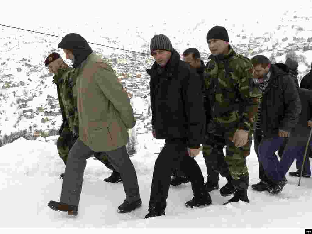 Premijer Hašim Tači posjetio je selo Rastelica, 12.02.2012. Foto: EPA / Valdrin Xemaj 