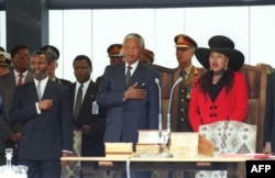 Нельсон Мандела (в центрі) під час його інаугурації в Преторії, 10 травня 1994 року