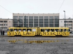 Umjetnička intervencija Bojana Stojčića na sarajevskom tramvaju.