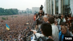 Выступление президента России Бориса Ельцина на митинге в Москве, 20 августа 1991 года. На митинге развеваются и украинские флаги, на переднем плане – сине-желтый флаг, а на заднем – красно-черный. Украинцы активно участвовали и в массовых акциях в Москве, которые, в конечном итоге, привели к распаду советской империи. В частности, с 1989 года в Москве действовала организация под названием «ОУН-РУХ»