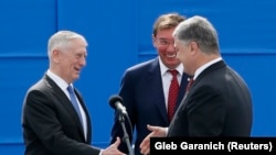 Глава Пентагона Джеймс Мэттис и президент Украины Пётр Порошенко