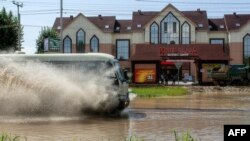 Автобус передвигается по затопленной дороге в Хабаровске. 21 августа 2013 года.