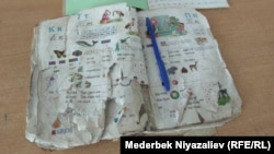 Старые учебники, по которым учились памирские кыргызы.