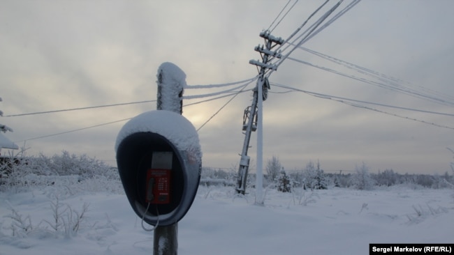Таксофонная будка в деревне