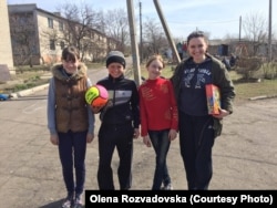 Олена Розвадовська з дітьми із Зайцевого на Донеччині, 7 квітня 2017