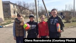 Олена Розвадовська із дітьми із Зайцева на Донеччині, архівне фото із Facebook волонтерки