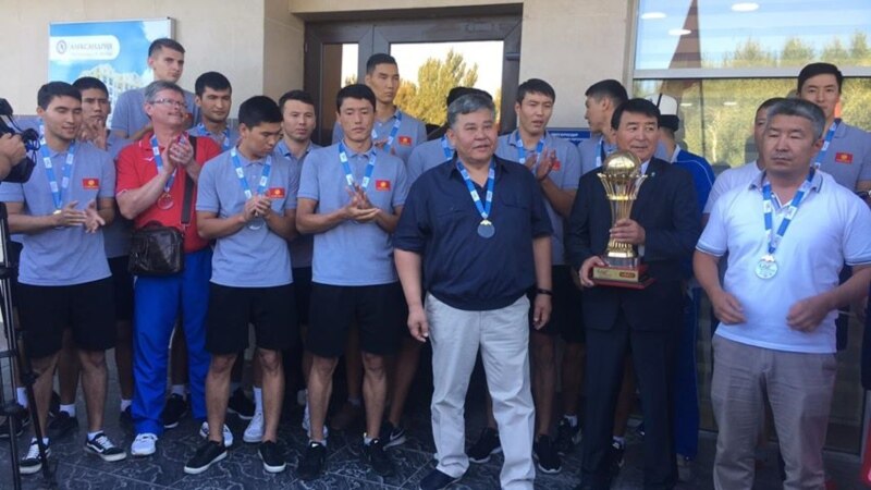 Волейбол: Азиянын аймактык чемпиону аталган курама команда Бишкекке кайтты