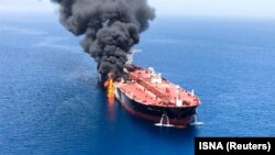 Еден од нападнатите нафтени танкери во Оманскиот Залив 