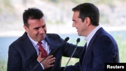Kryeministri i Maqedonisë Zoran Zaev dhe ai i Greqisë, Alexis Tsipras, pas arritjes së marrëveshjes mes dy vendeve, foto nga arkivi
