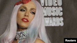 Леди Гага ҳангоми гирифтани ҳашт ҷоизаи соли 2010-и MTV Video Music дар Лос Анҷелес.