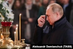 Presidenti rus, Vladimir Putin merr pjesë në meshën e mesnatës në Katedralen në Shën Petersburg. Foto nga arkivi.