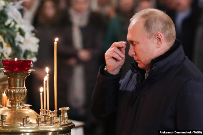 Presidenti rus, Vladimir Putin merr pjesë në meshën e mesnatës në Katedralen në Shën Petersburg. Foto nga arkivi.