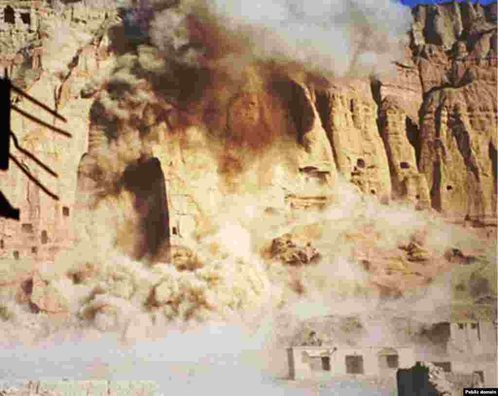 طالبان توسط مواد انفجاری یکی از بت&zwnj;های بامیان را در ماه مارچ سال ۲۰۰۱ نابود کردند. این گروه طبق تفسیر خود از قوانین اسلامی موجودیت مجسمه&zwnj;ها را در مغایرت با دستورات دین اسلام اعلام کردند.