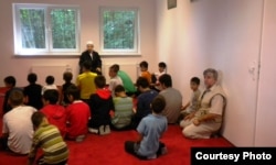 На занятиях по основам ислама в Татарском центре в польском городе Гданьск.