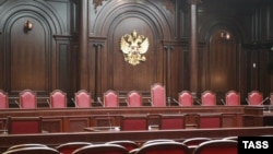 Зал заседаний Конституционного суда России. Кому не место в этих креслах?