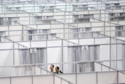 აშშ-ის სამხედროები ნიუ-იორკის ჯავიტსის საკონფერენციო ცენტრში მოწყობილ კაბინებს შორის, როცა მანჰეტენში კორონავირუსის ინფექციამ იფეთქა. 3 აპრილი.